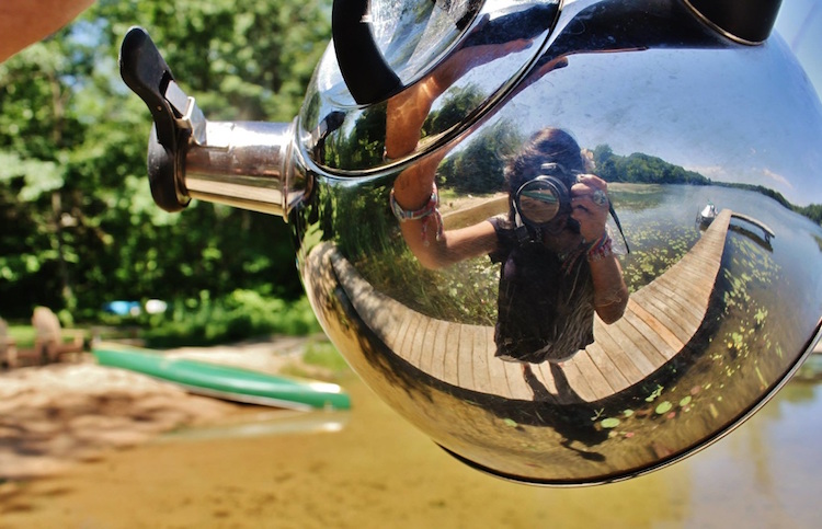 Fotógrafo leva chaleira para passear pelo mundo