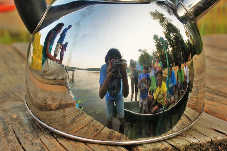 Fotógrafo leva chaleira para passear pelo mundo