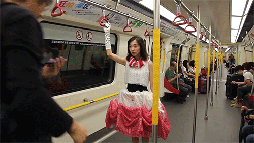 Cê tem o metrô/busão inteiro para si, POR QUE grudar naquela pessoa que tá na dela, sem vontade de interagir com mais ninguém?
