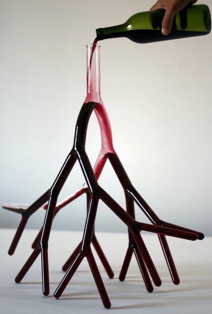 Quem está por trás desses belos e exóticos recipientes é Etienne Meneau, um artista apaixonado por geometria, natureza e vida. Teria coragem de tomar uma taça?