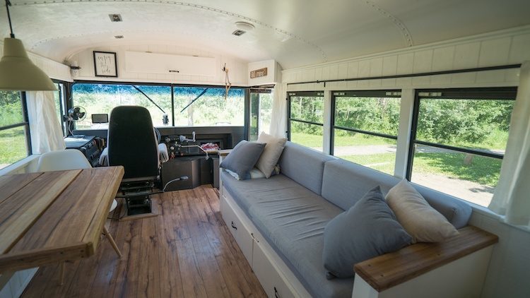 Felix Starck e Mogli transformaram um ônibus escolar em casa e viajam pelo mundo com o projeto Expedition Happiness