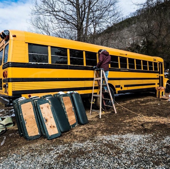 Felix Starck e Mogli transformaram um ônibus escolar em casa e viajam pelo mundo com o projeto Expedition Happiness