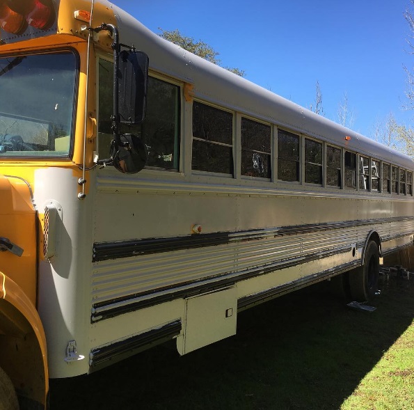 Felix Starck e Mogli transformaram um ônibus escolar em casa e viajam pelo mundo com o projeto Expedition Happiness