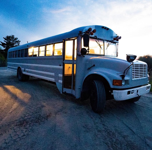 Felix Starck e Mogli transformaram um ônibus escolar em casa e viajam pelo mundo com o projeto Expedition Happiness