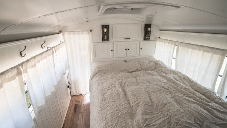 Felix Starck e Mogli transformaram um ônibus escolar em casa e viajam pelo mundo com o projeto Expedition Happiness