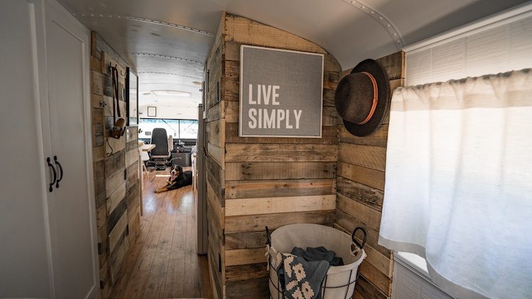 Felix Starck e Mogli transformaram um ônibus escolar em casa e viajam pelo mundo com o projeto Expedition Happiness