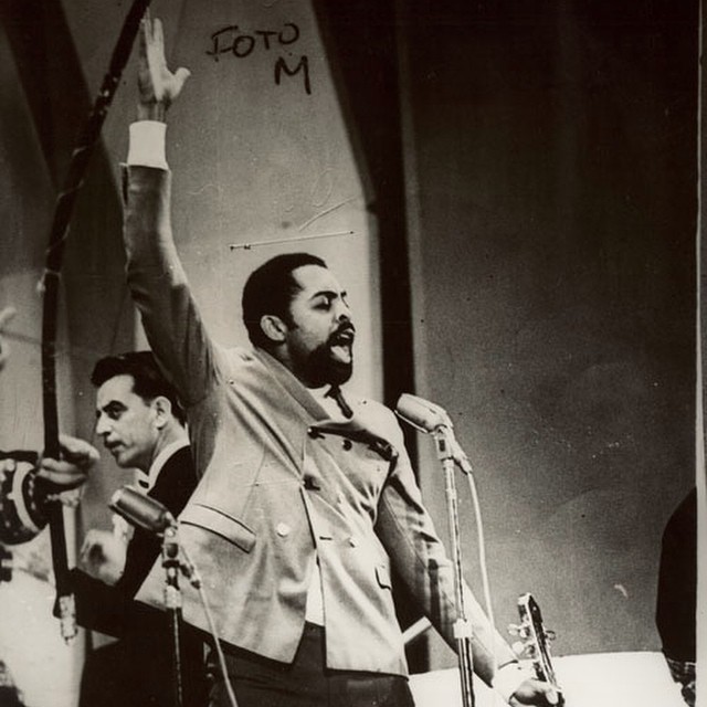 Gil apresentando a canção Domingo no parque, no Festival Internacional da Canção de 1967