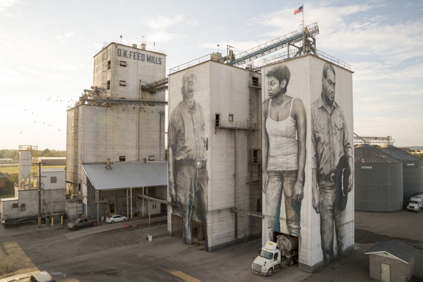 Ft. Smith é a segunda maior cidade de Arkansas, quase na divida som Oklahoma. A paisagem, antes tomada por fachadas antigas e prédios abandonados, ganhou cores e desenhos incríveis após a união de um coletivo de artistas chamado The Unexpected, um grupo ambicioso que se reuniu para revitalizar seu centro.  O coletivo fez uma força-tarefa para realizar mais de vinte obras espalhadas pela área. Escolas, muros, fachadas de lojas e prédios ganharam mosaicos coloridos, desenhos realistas e diversos desenhos incríveis. Boa parte dos artistas mobilizados fazem parte da Universidade de Arkansas, além de vários voluntários que se ofereceram para a execução das obras.