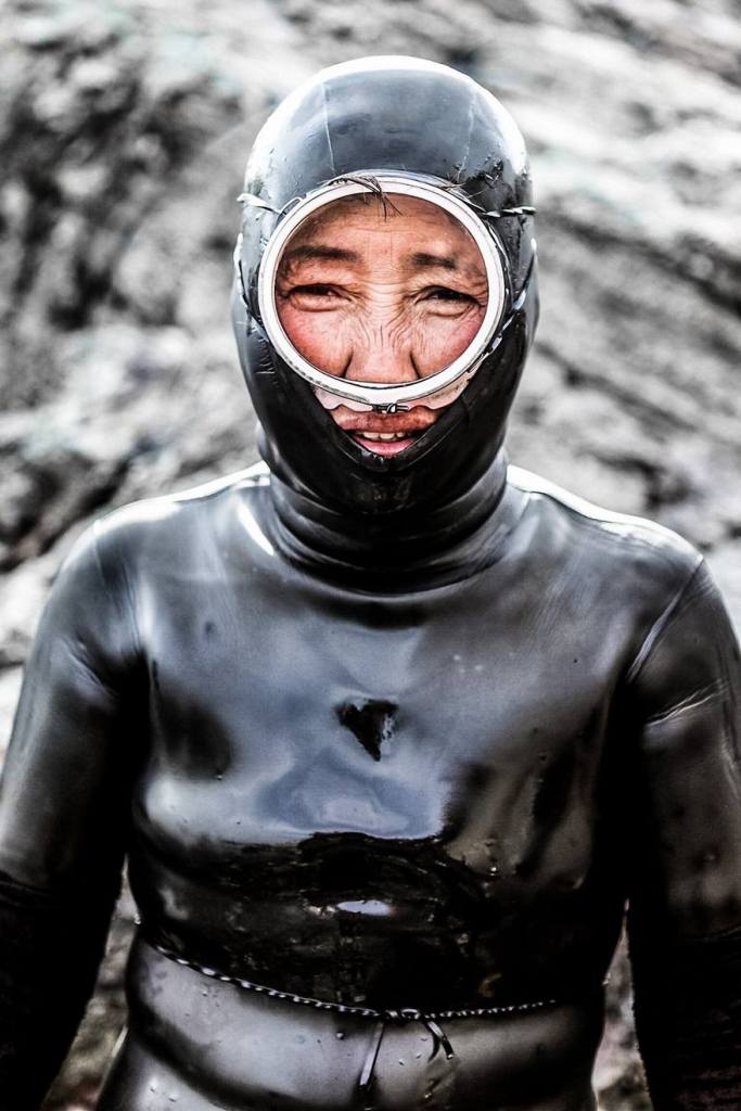 A fotógrafa Mijoo Kim decidiu documentar as Haenyeo, grupo de mulheres que mergulham a profundidades de até 65 pés (20 metros) no fundo do oceano, onde coletam abalones, pepinos do mar, ouriços e lulas. Muitas delas tem mais de 70 anos