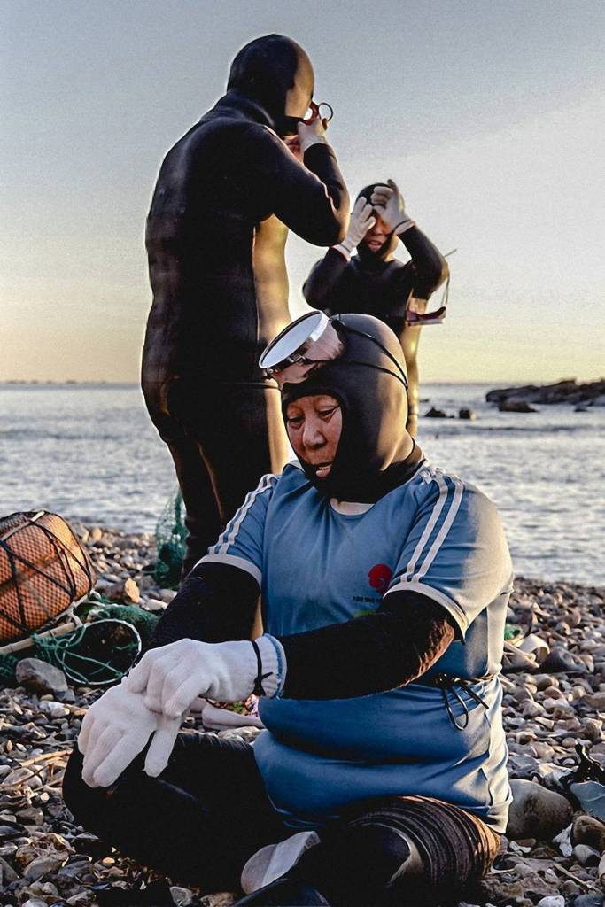 A fotógrafa Mijoo Kim decidiu documentar as Haenyeo, grupo de mulheres que mergulham a profundidades de até 65 pés (20 metros) no fundo do oceano, onde coletam abalones, pepinos do mar, ouriços e lulas. Muitas delas tem mais de 70 anos