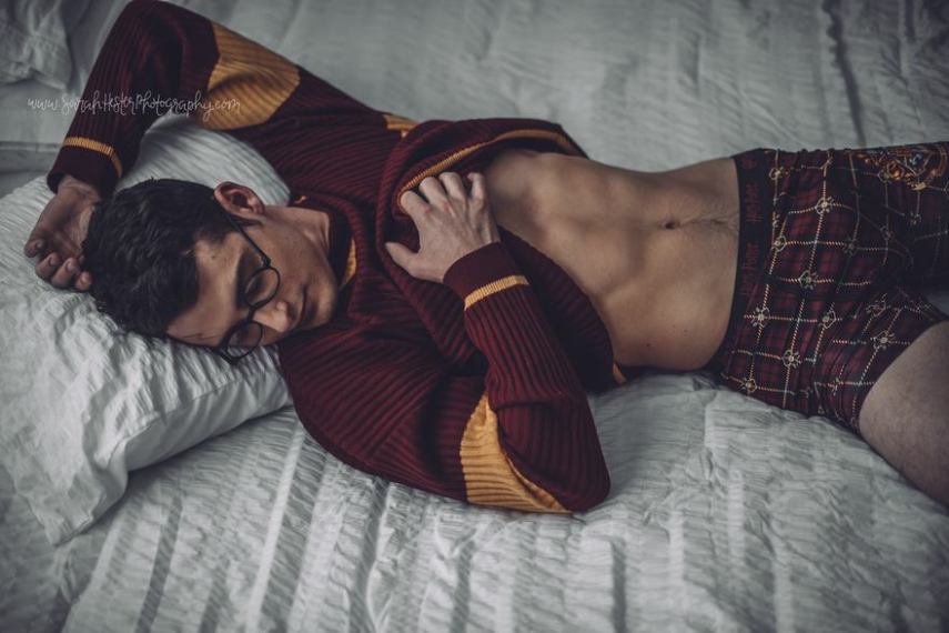 Sarah Hester é fotógrafa e uma grande fã do universo Harry Potter. Por isso, ela convocou o modelo Zachary Howell para colaborar com ela e criar uma versão sexy do bruxo