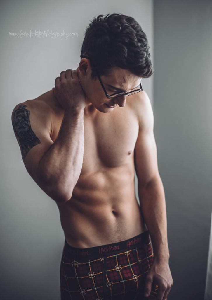 Sarah Hester é fotógrafa e uma grande fã do universo Harry Potter. Por isso, ela convocou o modelo Zachary Howell para colaborar com ela e criar uma versão sexy do bruxo