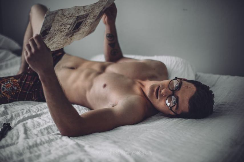 Sarah Hester é fotógrafa e uma grande fã do universo Harry Potter. Por isso, ela convocou o modelo Zachary Howell para colaborar com ela e criar uma versão sexy do bruxo