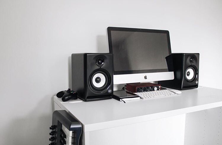 A conta de Instragram Minimal Setups (@minimalsetups) reúne ideias para montar e organizar seu espaço de home office