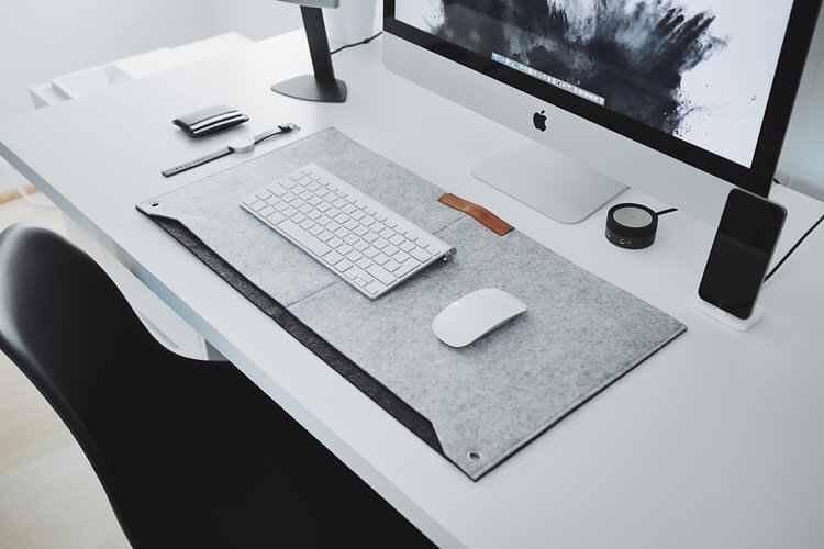 A conta de Instragram Minimal Setups (@minimalsetups) reúne ideias para montar e organizar seu espaço de home office