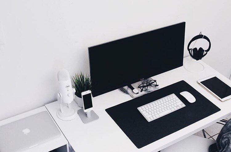 A conta de Instragram Minimal Setups (@minimalsetups) reúne ideias para montar e organizar seu espaço de home office