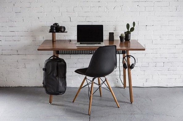 A conta de Instragram Minimal Setups (@minimalsetups) reúne ideias para montar e organizar seu espaço de home office