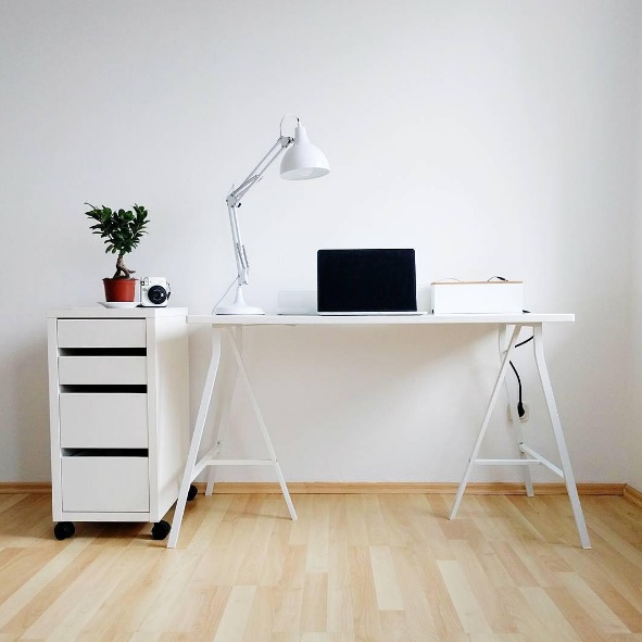 A conta de Instragram Minimal Setups (@minimalsetups) reúne ideias para montar e organizar seu espaço de home office