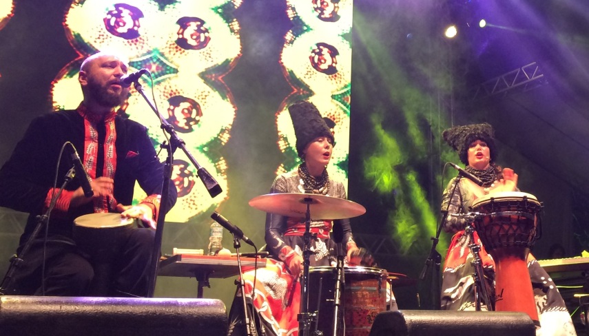 O quarteto ucraniano DakhaBrakha é um dos mais consagrados grupos da nova música do Leste Europeu e estava na lista dos shows imperdíveis do Mimoo Festival. Com 12 anos de carreira, eles levantaram o público com uma energia única, um visual incrível e mistura de sons e instrumentos em que a diferença da língua pouco importou. 