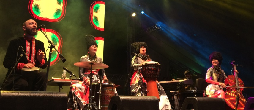 O quarteto ucraniano DakhaBrakha é um dos mais consagrados grupos da nova música do Leste Europeu e estava na lista dos shows imperdíveis do Mimoo Festival. Com 12 anos de carreira, eles levantaram o público com uma energia única, um visual incrível e mistura de sons e instrumentos em que a diferença da língua pouco importou. 