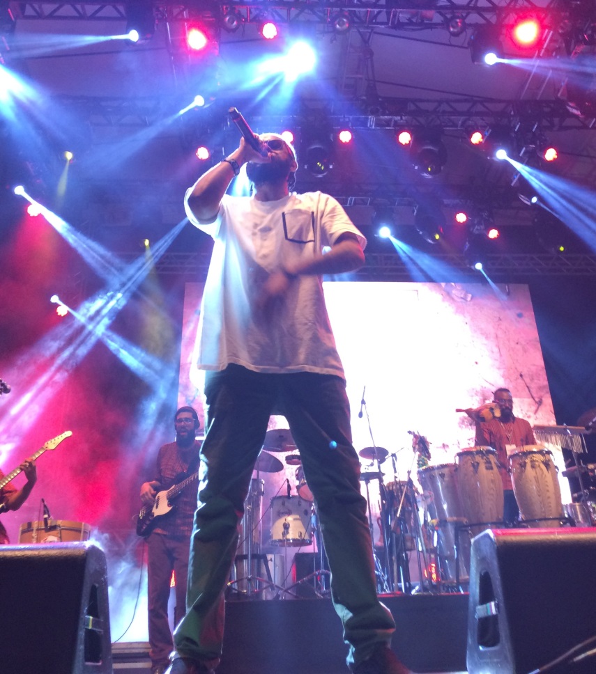 O rapper Emicida cantou por quase duas horas no primeiro dia do Mimo Festival. Além dos seus sucessos, puxou sambas ao lado do ídolo Wilson das Neves, de 80 anos.