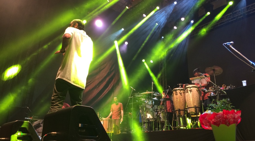 O rapper Emicida cantou por quase duas horas no primeiro dia do Mimo Festival. Além dos seus sucessos, puxou sambas ao lado do ídolo Wilson das Neves, de 80 anos.