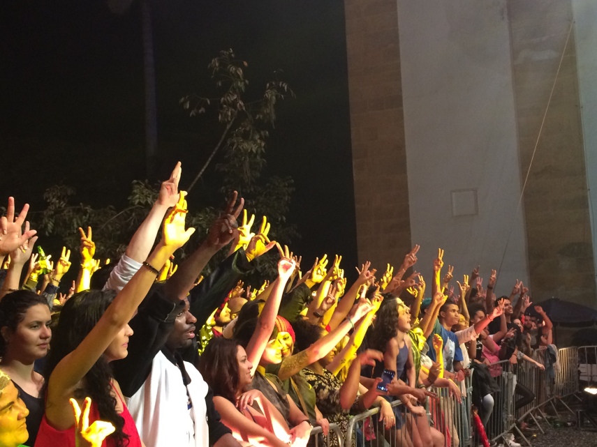 O rapper Emicida cantou por quase duas horas no primeiro dia do Mimo Festival. Além dos seus sucessos, puxou sambas ao lado do ídolo Wilson das Neves, de 80 anos.