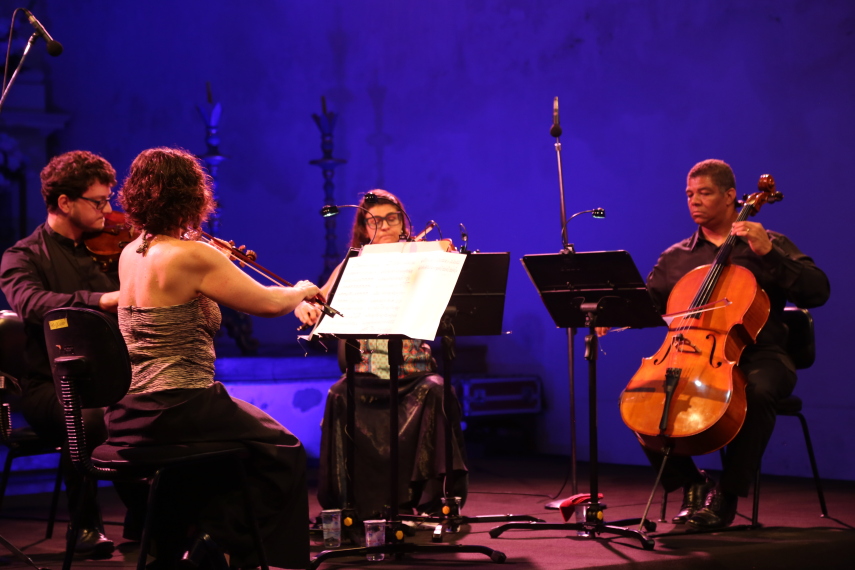 Ocupar com música lugares históricos é uma das missões do Mimo Festival. Por isso, o primeiro dia da programação de Paraty começou com apresentação de Ana de Oliveira Quarteto no altar da igreja Nossa Senhora dos Remédios. O quarteto de cordas exibiu peças apenas de compositores brasileiros para um público atento e diversificado.