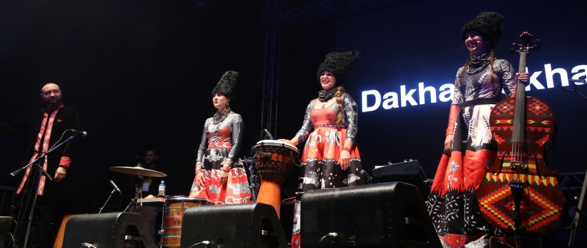 O quarteto ucraniano DakhaBrakha é um dos mais consagrados grupos da nova música do Leste Europeu e estava na lista dos shows imperdíveis do Mimoo Festival. Com 12 anos de carreira, eles levantaram o público com uma energia única, um visual incrível e mistura de sons e instrumentos em que a diferença da língua pouco importou. 