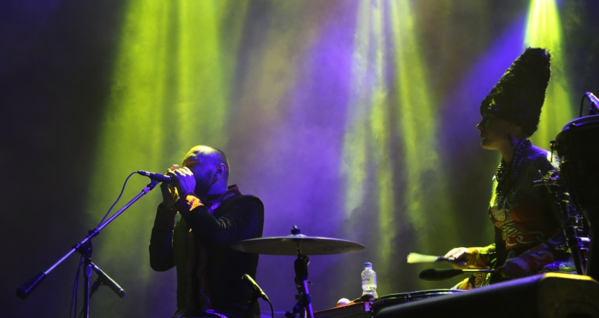 O quarteto ucraniano DakhaBrakha é um dos mais consagrados grupos da nova música do Leste Europeu e estava na lista dos shows imperdíveis do Mimoo Festival. Com 12 anos de carreira, eles levantaram o público com uma energia única, um visual incrível e mistura de sons e instrumentos em que a diferença da língua pouco importou. 