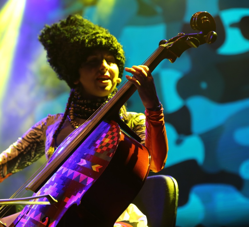 O quarteto ucraniano DakhaBrakha é um dos mais consagrados grupos da nova música do Leste Europeu e estava na lista dos shows imperdíveis do Mimoo Festival. Com 12 anos de carreira, eles levantaram o público com uma energia única, um visual incrível e mistura de sons e instrumentos em que a diferença da língua pouco importou. 