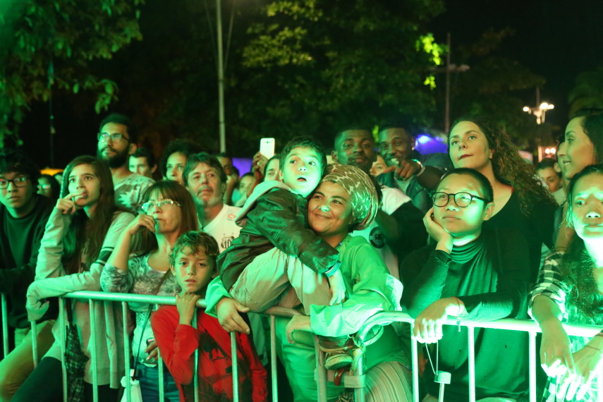 O rapper Emicida cantou por quase duas horas no primeiro dia do Mimo Festival. Além dos seus sucessos, puxou sambas ao lado do ídolo Wilson das Neves, de 80 anos.