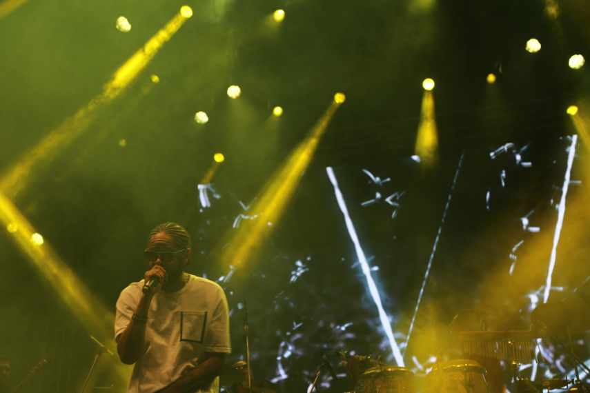 O rapper Emicida cantou por quase duas horas no primeiro dia do Mimo Festival. Além dos seus sucessos, puxou sambas ao lado do ídolo Wilson das Neves, de 80 anos.