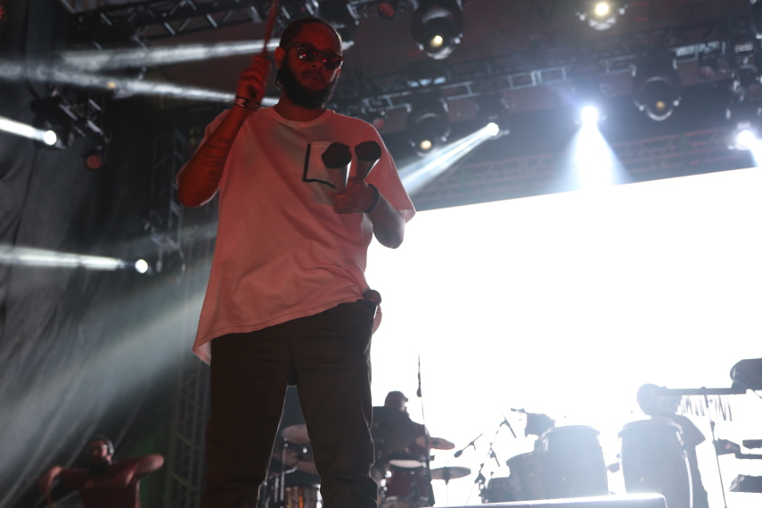 O rapper Emicida cantou por quase duas horas no primeiro dia do Mimo Festival. Além dos seus sucessos, puxou sambas ao lado do ídolo Wilson das Neves, de 80 anos.