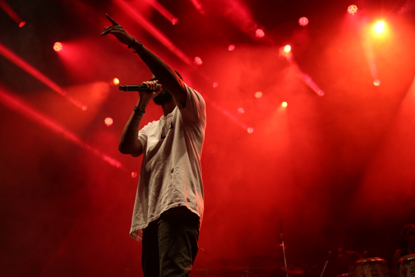 O rapper Emicida cantou por quase duas horas no primeiro dia do Mimo Festival. Além dos seus sucessos, puxou sambas ao lado do ídolo Wilson das Neves, de 80 anos.