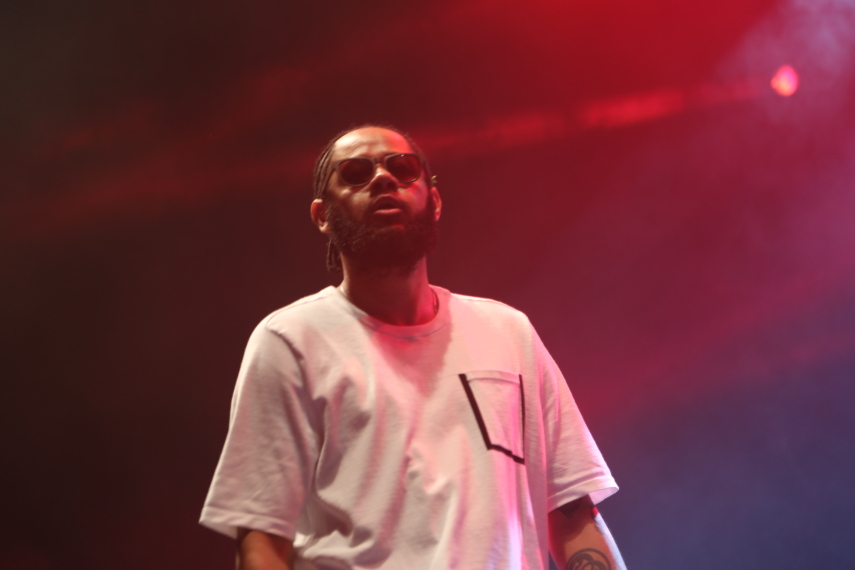 O rapper Emicida cantou por quase duas horas no primeiro dia do Mimo Festival. Além dos seus sucessos, puxou sambas ao lado do ídolo Wilson das Neves, de 80 anos.