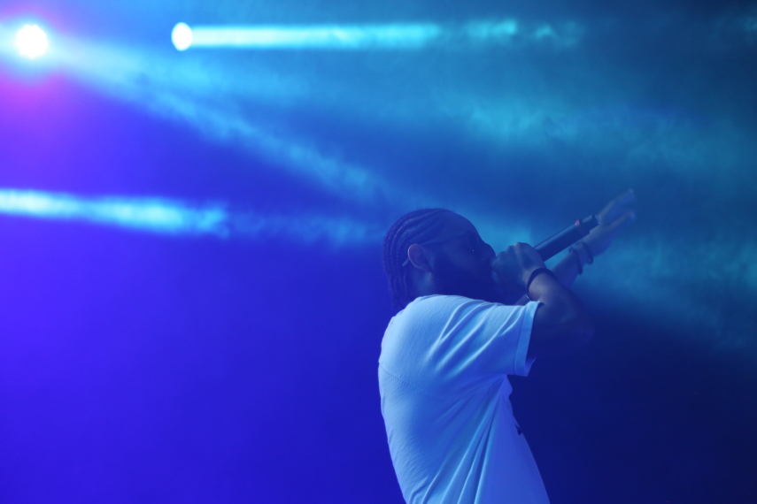 O rapper Emicida cantou por quase duas horas no primeiro dia do Mimo Festival. Além dos seus sucessos, puxou sambas ao lado do ídolo Wilson das Neves, de 80 anos.
