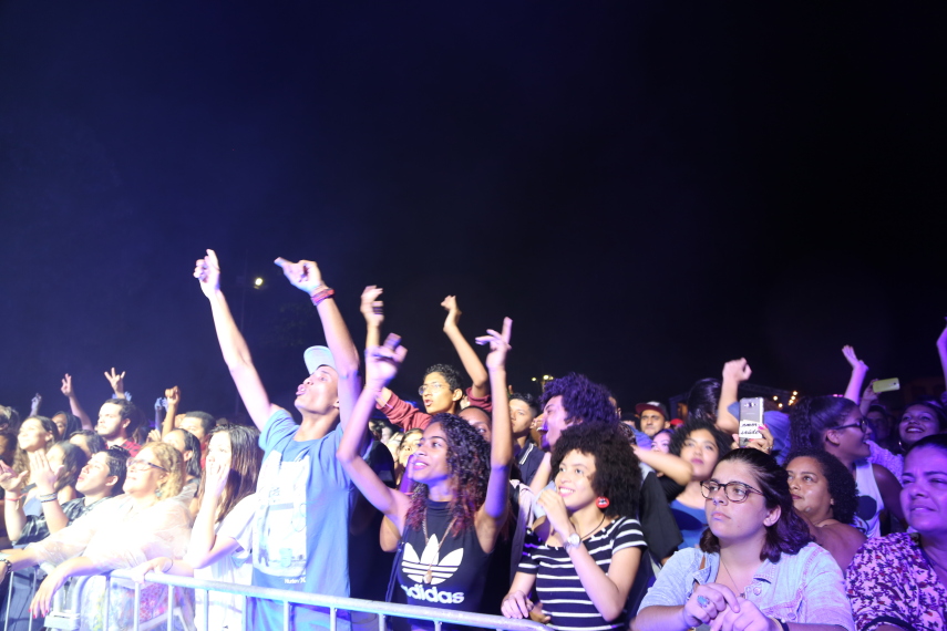 O rapper Emicida cantou por quase duas horas no primeiro dia do Mimo Festival. Além dos seus sucessos, puxou sambas ao lado do ídolo Wilson das Neves, de 80 anos.