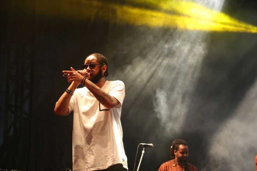 O rapper Emicida cantou por quase duas horas no primeiro dia do Mimo Festival. Além dos seus sucessos, puxou sambas ao lado do ídolo Wilson das Neves, de 80 anos.