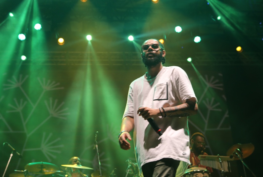 O rapper Emicida cantou por quase duas horas no primeiro dia do Mimo Festival. Além dos seus sucessos, puxou sambas ao lado do ídolo Wilson das Neves, de 80 anos.