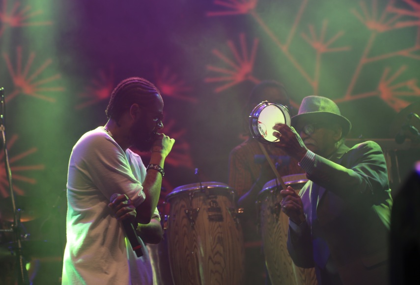 O rapper Emicida cantou por quase duas horas no primeiro dia do Mimo Festival. Além dos seus sucessos, puxou sambas ao lado do ídolo Wilson das Neves, de 80 anos.