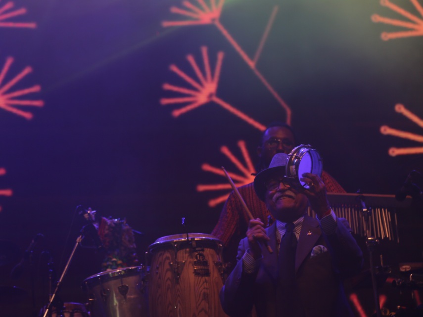 O rapper Emicida cantou por quase duas horas no primeiro dia do Mimo Festival. Além dos seus sucessos, puxou sambas ao lado do ídolo Wilson das Neves, de 80 anos.