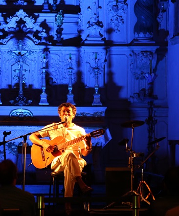 De Cabo Verde, o cantor e compositor Mário Lúcio abriu o segundo dia de concertos do MIMO Festival, em Paraty. O ex-ministro da Cultura do país africano fez uma apresentação com voz e violão no altar da Igreja Santa Rita, uma construção de quase 300 anos e mesclou suas canções para dar uma aula de históra e contar de forma descontraída a história da chegada dos portugueses e da miscigenação do seu povo.