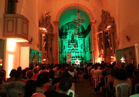 De Cabo Verde, o cantor e compositor Mário Lúcio abriu o segundo dia de concertos do MIMO Festival, em Paraty. O ex-ministro da Cultura do país africano fez uma apresentação com voz e violão no altar da Igreja Santa Rita, uma construção de quase 300 anos e mesclou suas canções para dar uma aula de históra e contar de forma descontraída a história da chegada dos portugueses e da miscigenação do seu povo.