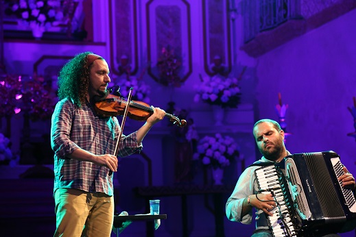 Ainda no Centro Histórico de Paraty, o MIMO continuou no altar da Igreja da Matriz com show do duo Ricardo Herz e Samuca do Acordeon. Eles lançaram seu álbum 'Novos rumos' no evento e mesclaram o repertório com composições próprias e reproduções de Luiz Gonzaga e Dominguinhos. 