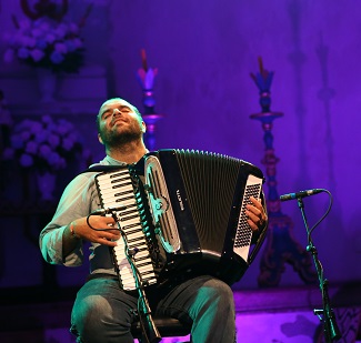 Ainda no Centro Histórico de Paraty, o MIMO continuou no altar da Igreja da Matriz com show do duo Ricardo Herz e Samuca do Acordeon. Eles lançaram seu álbum 'Novos rumos' no evento e mesclaram o repertório com composições próprias e reproduções de Luiz Gonzaga e Dominguinhos.
