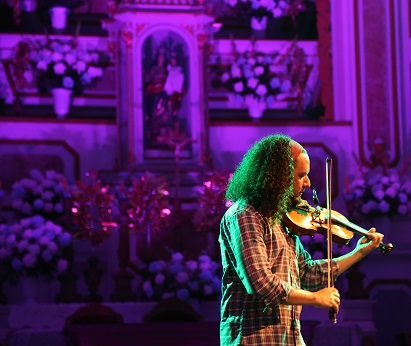 Ainda no Centro Histórico de Paraty, o MIMO continuou no altar da Igreja da Matriz com show do duo Ricardo Herz e Samuca do Acordeon. Eles lançaram seu álbum 'Novos rumos' no evento e mesclaram o repertório com composições próprias e reproduções de Luiz Gonzaga e Dominguinhos. 
