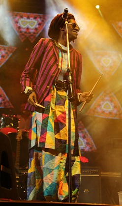 Coube a Cheikh Lô, direto do Senegal fechar a noite. Acompanhado de quatro músicos incríveis, ele mostrou seu talento na bateria, guitarra e vocais.
