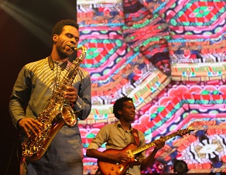 Coube a Cheikh Lô, direto do Senegal fechar a noite. Acompanhado de quatro músicos incríveis, ele mostrou seu talento na bateria, guitarra e vocais.
