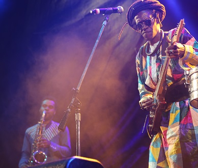 Coube a Cheikh Lô, direto do Senegal fechar a noite. Acompanhado de quatro músicos incríveis, ele mostrou seu talento na bateria, guitarra e vocais.